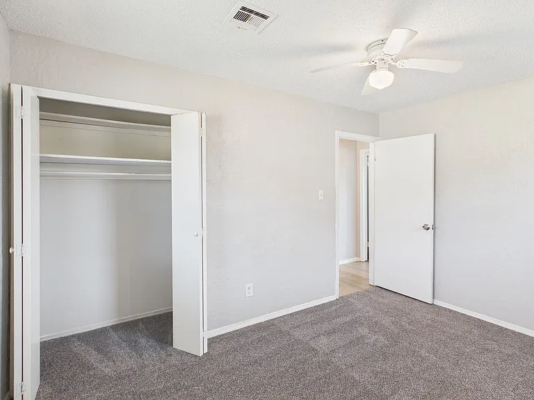 324 NW Compass Dr — Photo 17