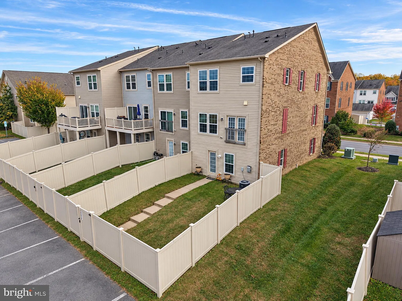 4 bed, 4.0 bath, 2331 sqft, $3,000 — Photo 2