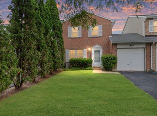 1462 Walnut Cir, Carol Stream, IL 60188