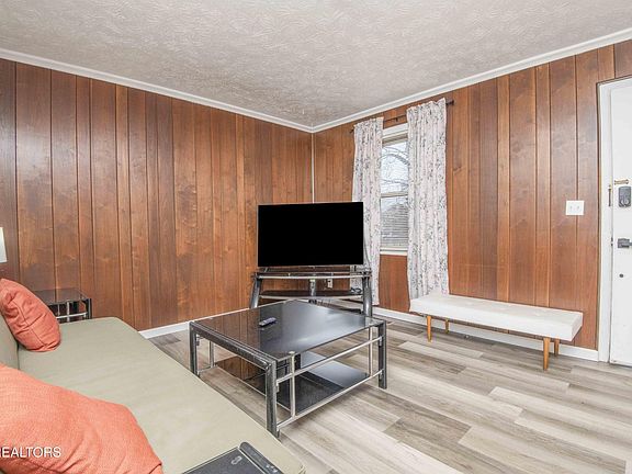 5th image of 209 N Laurel Cir