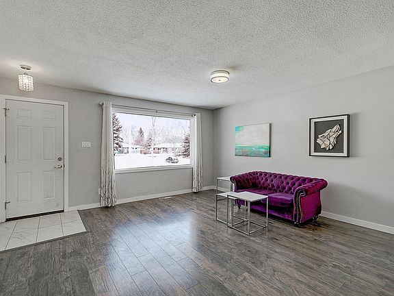 2nd image of 33 Bluebird Cres