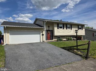 5 Heatherwood Cir, Middletown, PA 17057