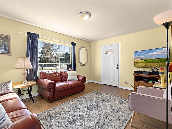 Bright and comfortable living space 