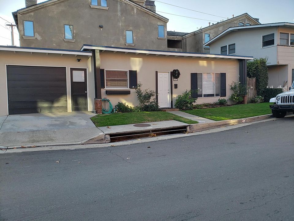 Adorable detached Bungalow with garage and 2 patios