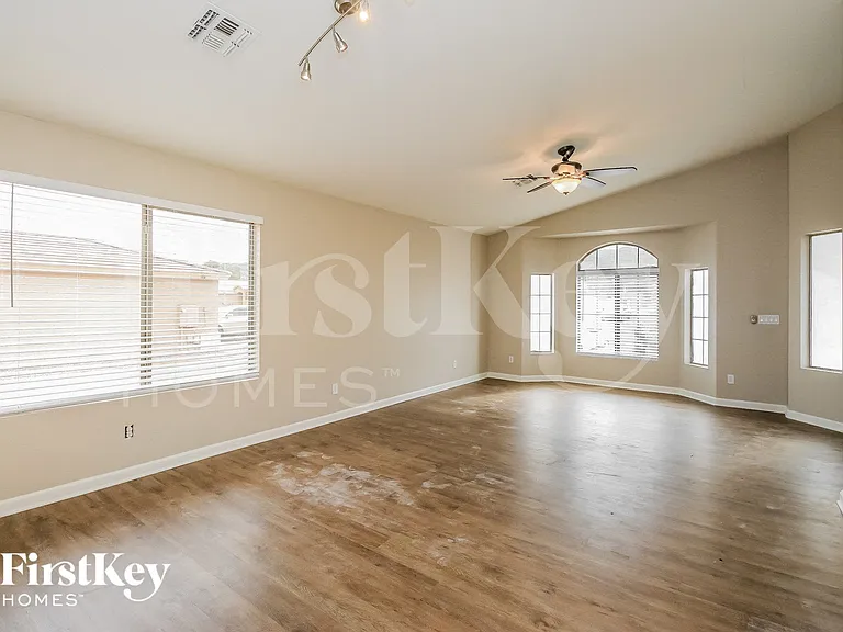 1610 E Desert Ln — Photo 2