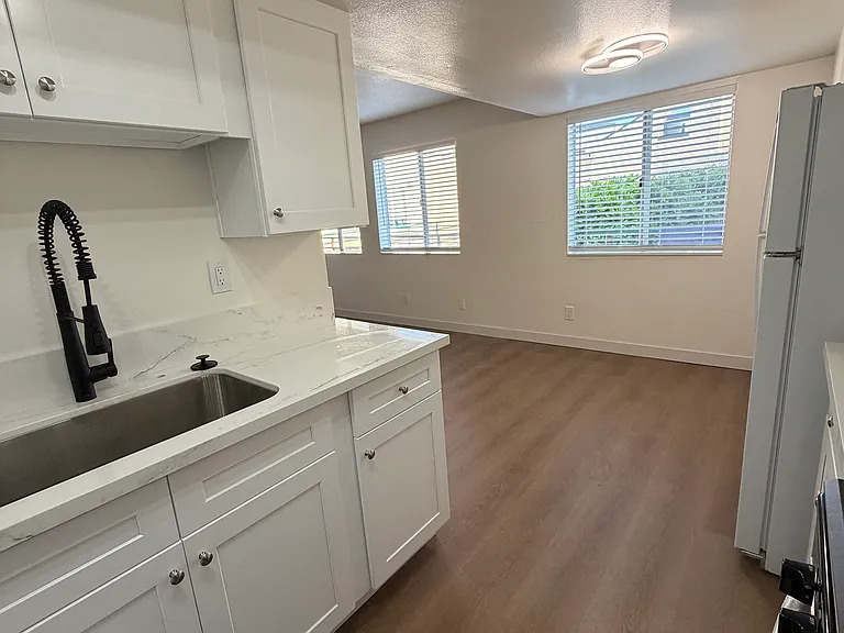 5260 Huntington Dr S #202 — Photo 8