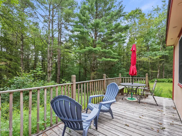 16 Garnet Mountain Ln, Peru, MA 01235