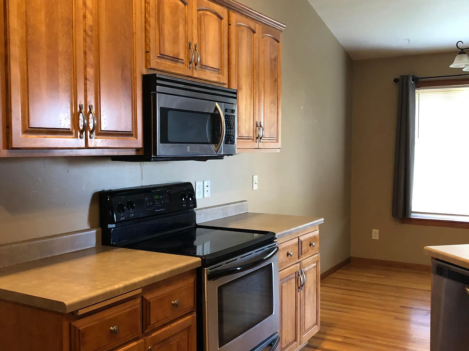 4 bed, 2100 sqft, $2,350 — Photo 1