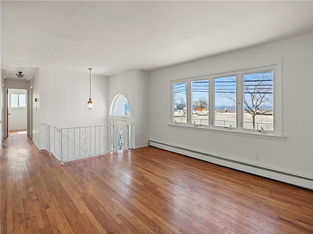 1st image of 370 Bayville Ave