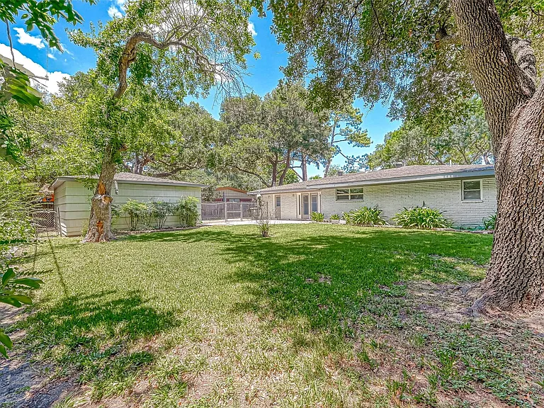 5611 Briarbend Dr — Photo 48