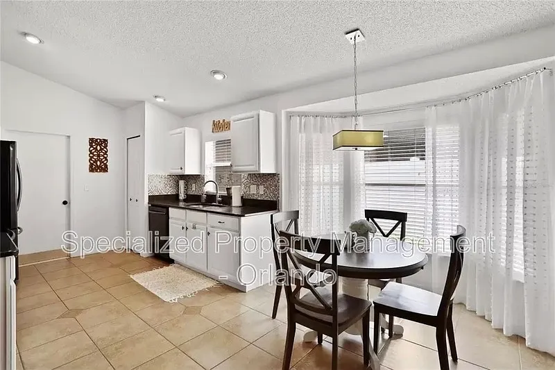 3 bed, 2.0 bath, 1564 sqft, $2,299 — Photo 4