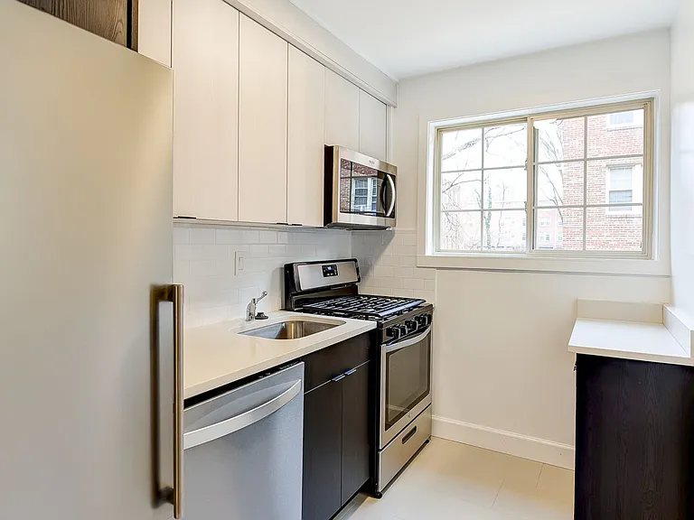 Elevated Northwest DC Living at The Pinnacle — Photo 7