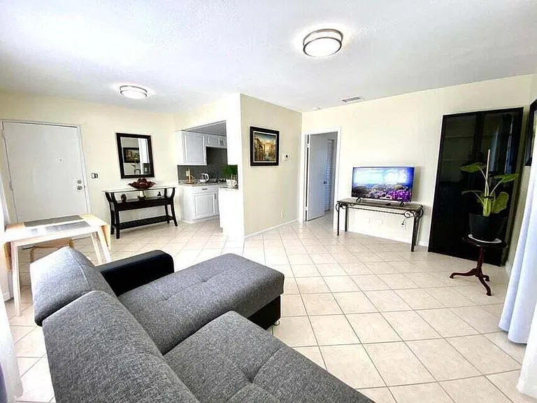 523 SE 20th Ct #5 — Photo 8