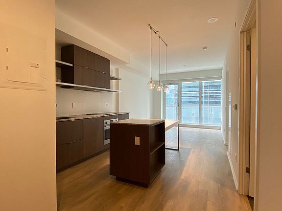 3rd image of 197 Yonge St #1207