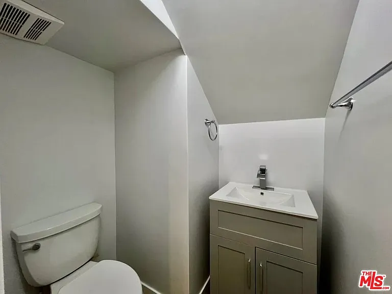 903 S Barrington Ave — Photo 17