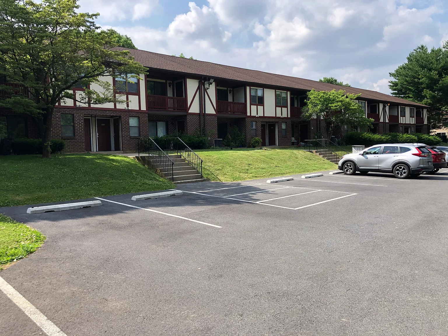 Westbury Circle Apartments — Photo 2