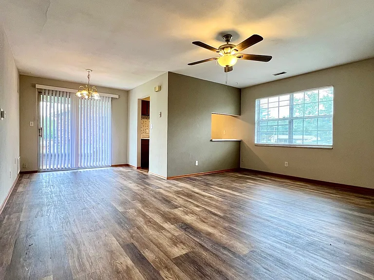 1111 Express Dr #4 — Photo 2