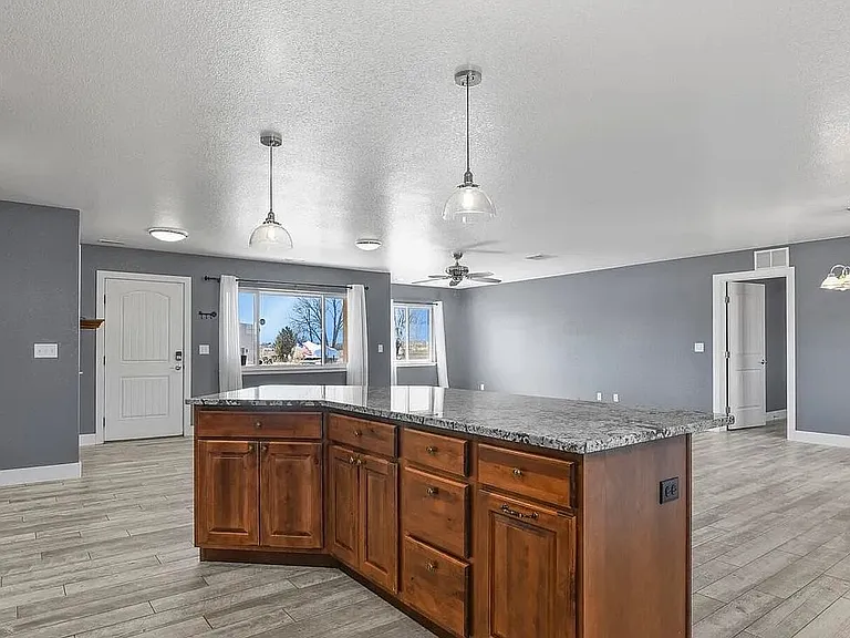 573 W Archer Plz — Photo 9