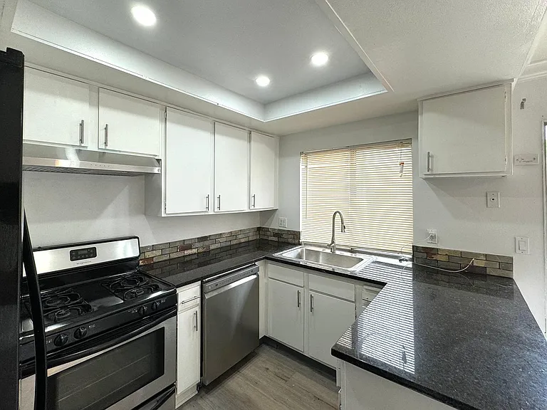 12176 Carnation Ln — Photo 5