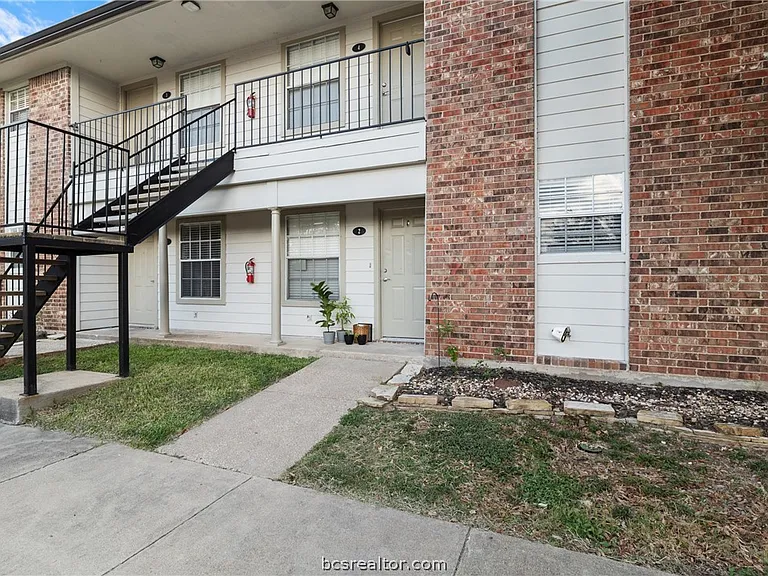 2100 Southwood Dr #24 — Photo 1