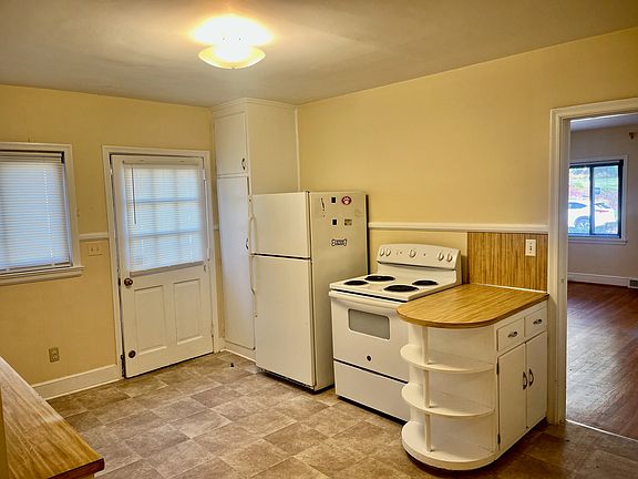 5th image of 109 Hilton Ave #1