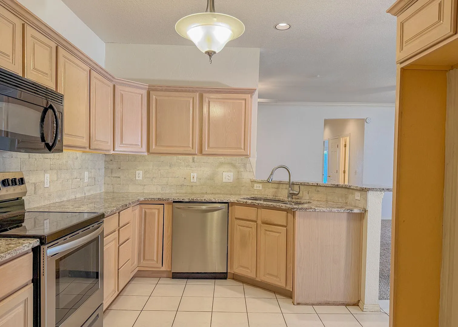 Lawncare Included! Gated Garden Home in Vintage Gardens! — Photo 2