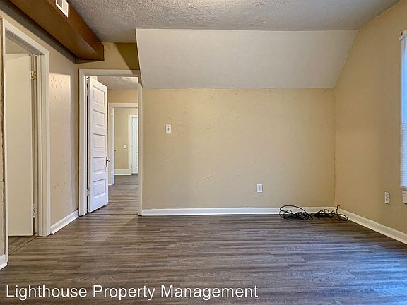 2nd image of 613 Prospect Ave NE