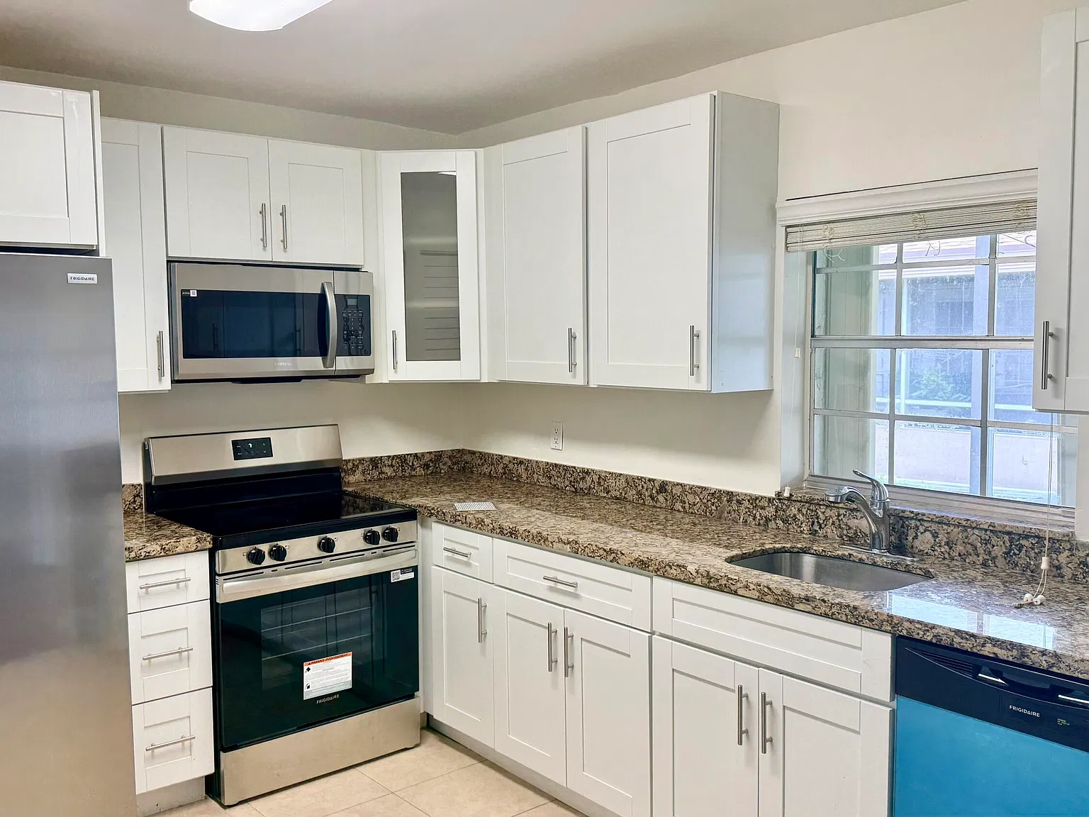 3 bed, 2.0 bath, 1330 sqft, $2,900 — Photo 2