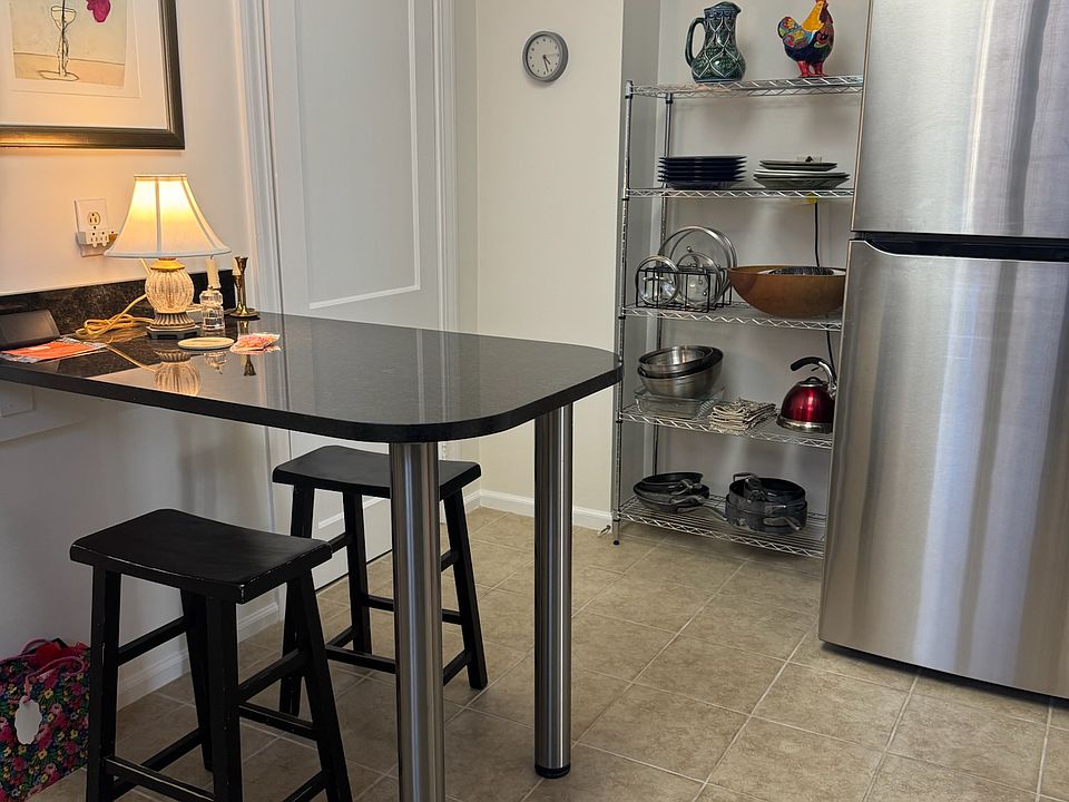 Kitchen with breakfast bar