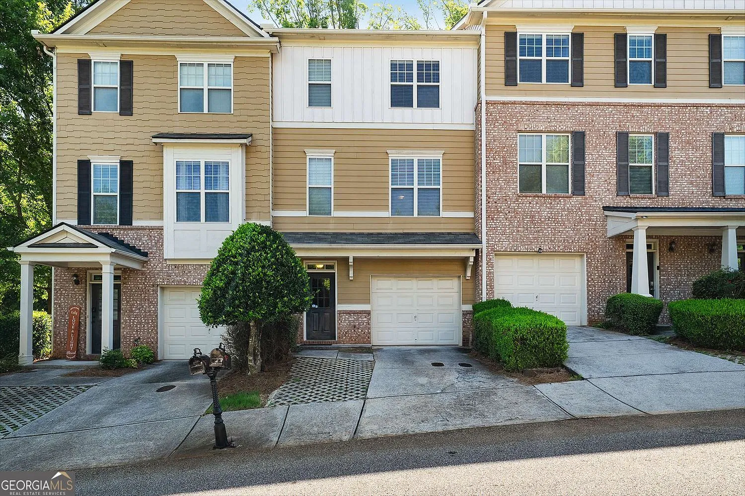 3 bed, 3.5 bath, 2220 sqft, $2,350 — Photo 1