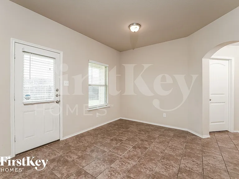 1800 Arbordale Way — Photo 5