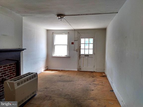 4th image of 121 W King St