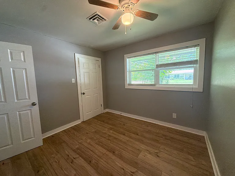 1610 Dudley Ln — Photo 18