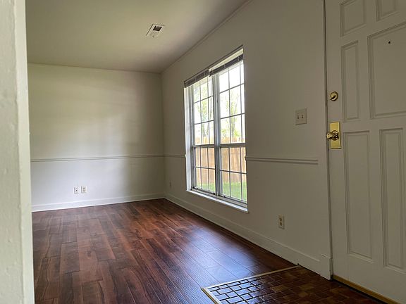 3rd image of 20 Vicksburg Ln