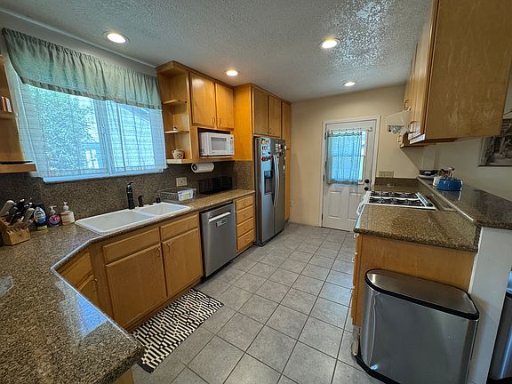 5th image of 725 W Sacramento St