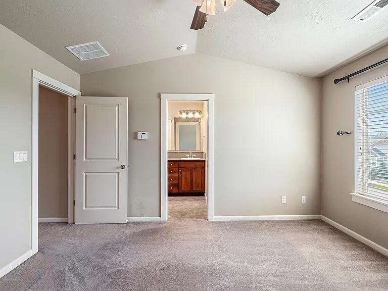 470 W Peck St — Photo 10