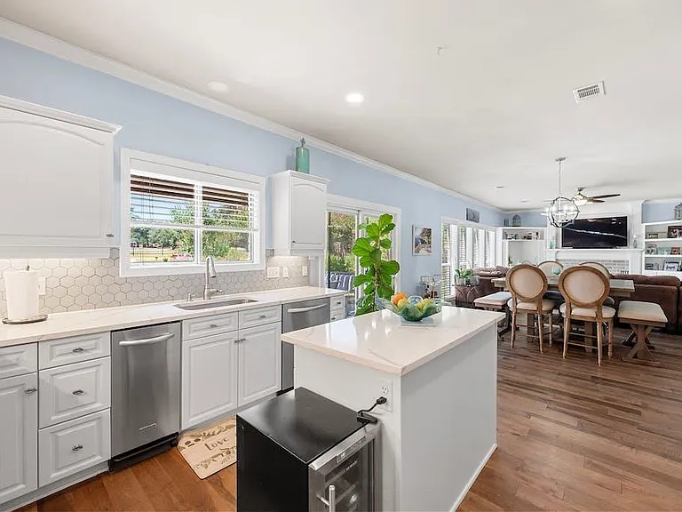 1207 Lakeway Dr — Photo 12