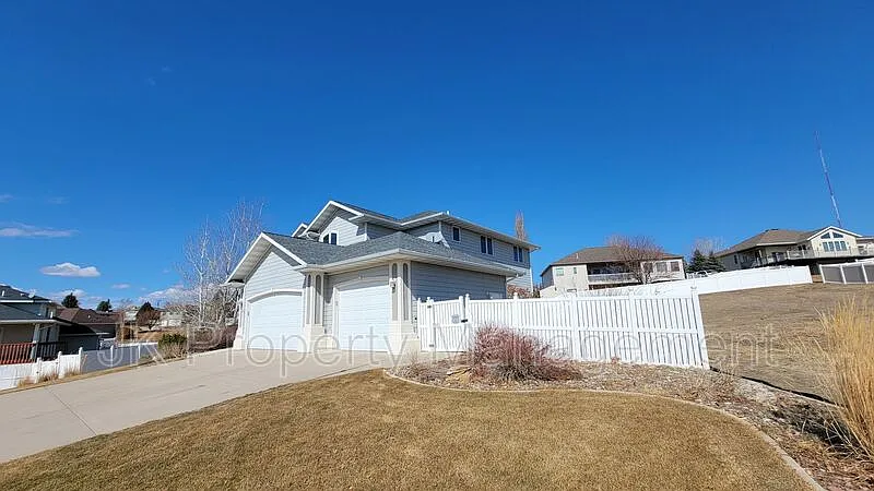 5 bed, 3.5 bath, 3755 sqft, $3,320 — Photo 3