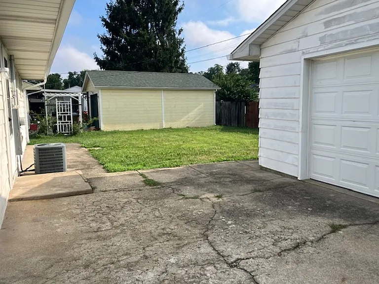 112 S Maple St — Photo 16