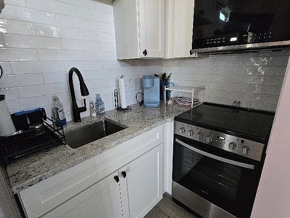 4th image of 745 Lago Way