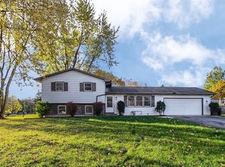 38 Boat Ln, Oswego, IL 60543