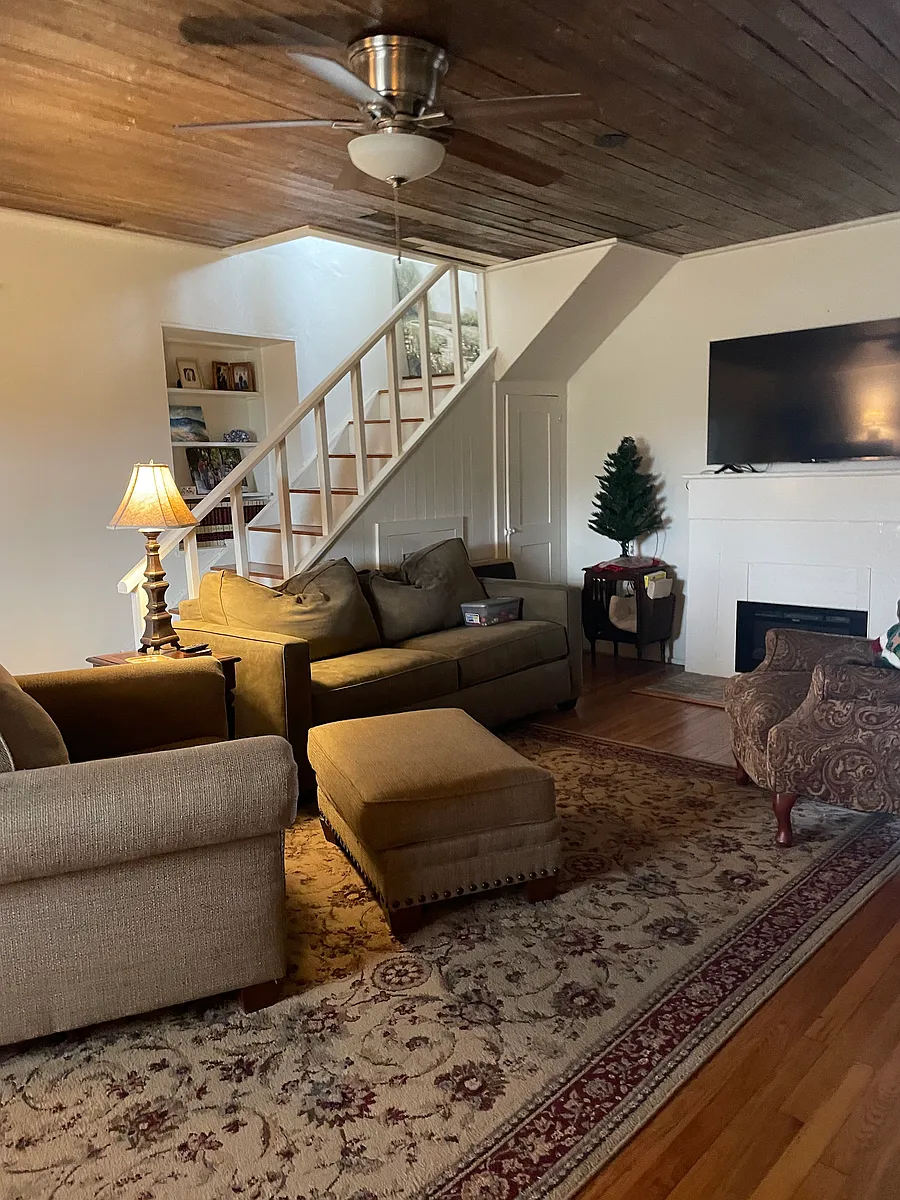 Living room - 295 Private Road 4749