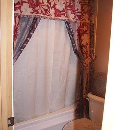 Jetted tub! bathrooms are in great condition!