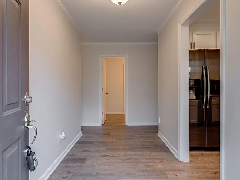 826 Victoria Dr — Photo 5