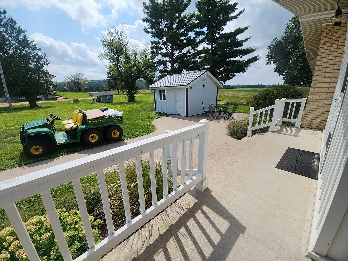 Spacious 4BR Country Home on 1.25 Acres — Photo 3
