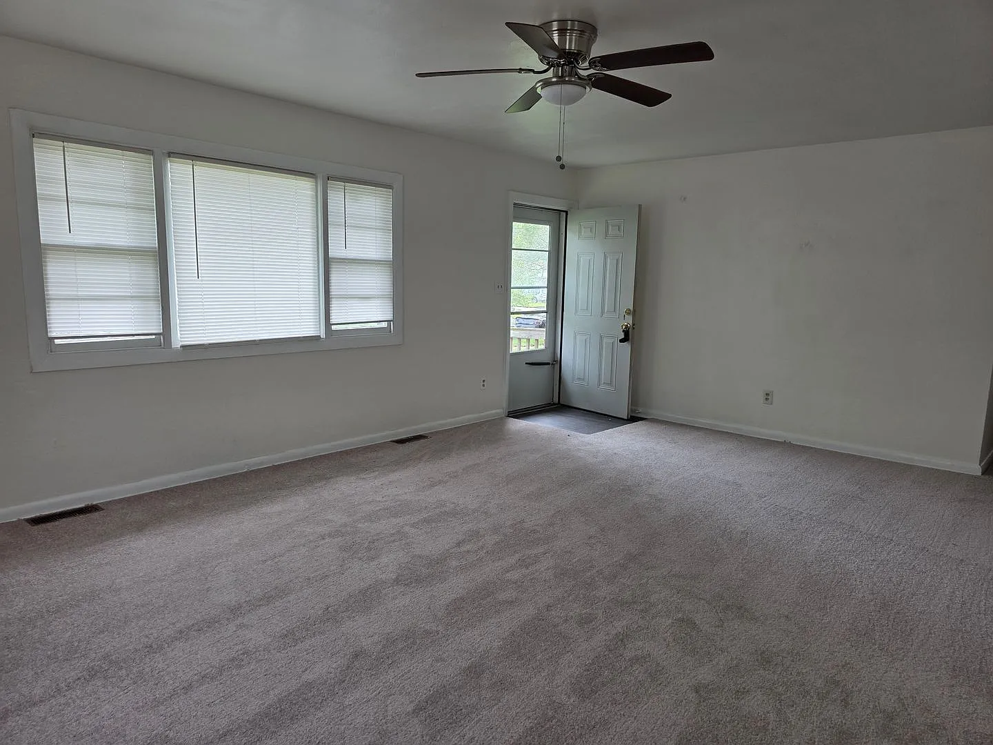3 Bedroom, One Level Ranch-Located in Hampton! — Photo 2