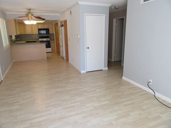 3rd image of 182 Oak Brook Cir