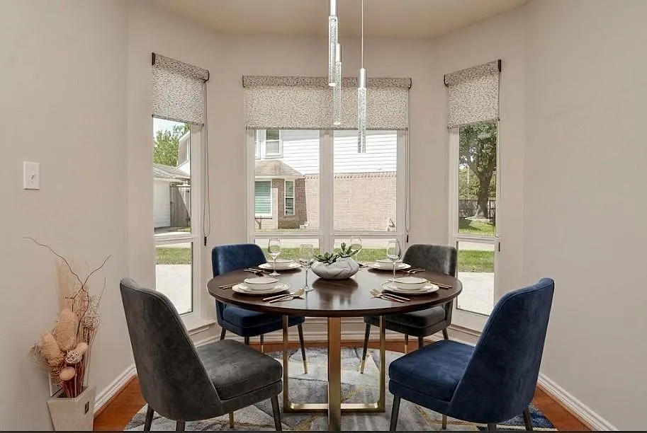 4 bed, 2.5 bath, 2760 sqft, $2,850 — Photo 3