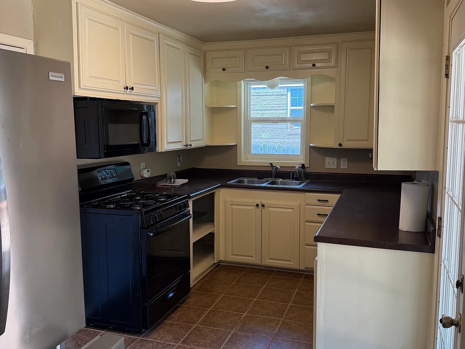 3 bed, 1.5 bath, 1232 sqft, $1,500 — Photo 3