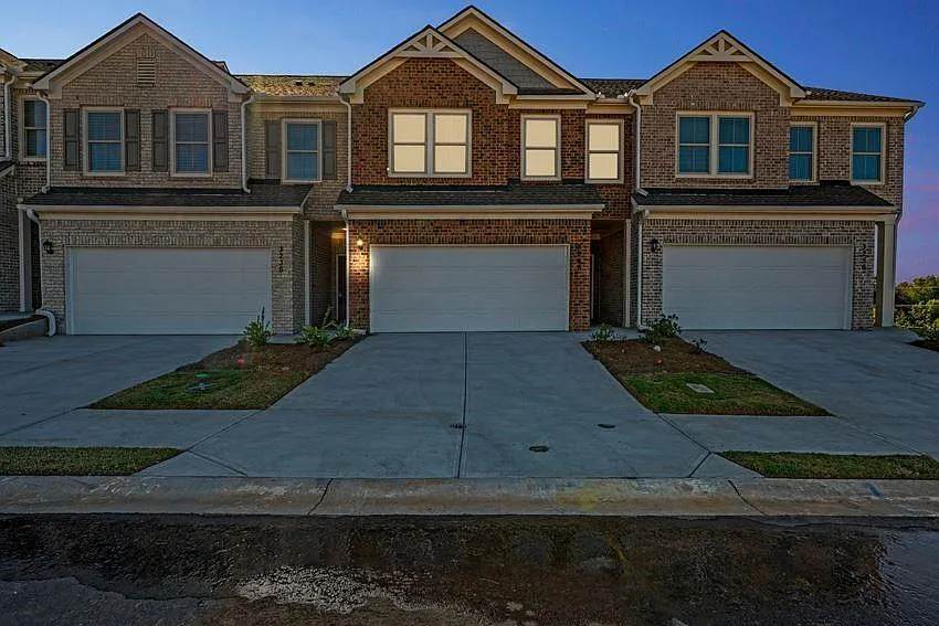4 bed, 2.5 bath, 1854 sqft, $2,352 — Photo 2